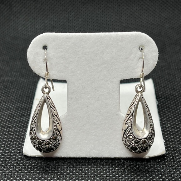 Vintage tear-shaped sterling silver dangling earrings, Intricate design earrings - Picture 2 of 4